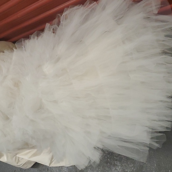 Vera Wang Dutchesse Wedding Dress size 8 Ivory Silk strapless Ball gown #2 - Picture 11 of 17